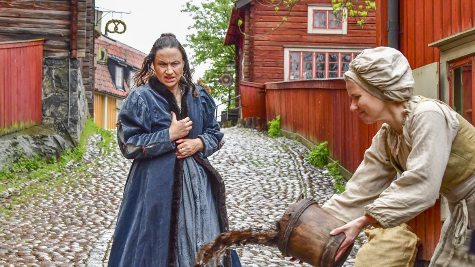 Petra Mede spelar in en scen av "Min historiske pojkvän" på Skansen i Stockholm.