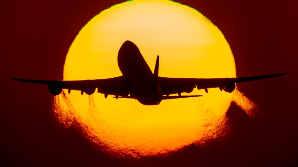 Ett flygplan lyfter i solnedgången. Arkivbild.