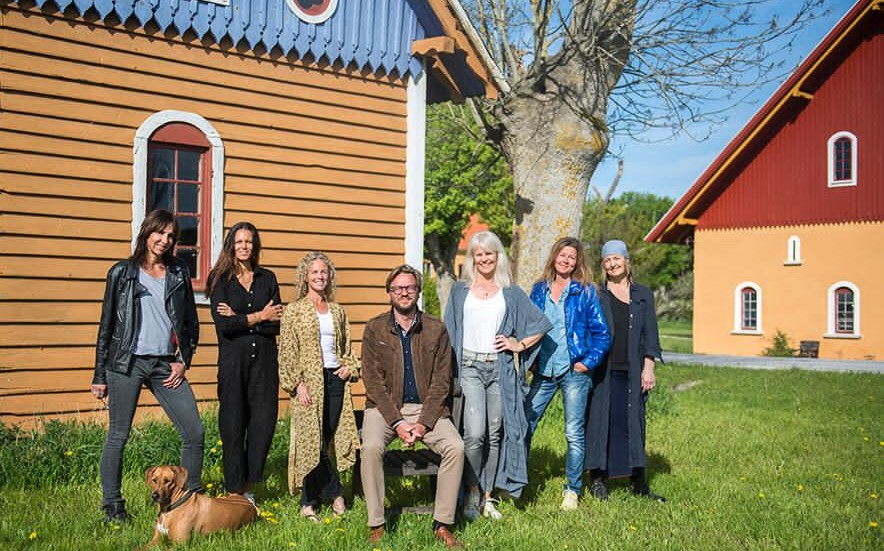 Delägarna i Verkstan tillsammans med Pia Horvath och gårdens ägare Johan Gate. 