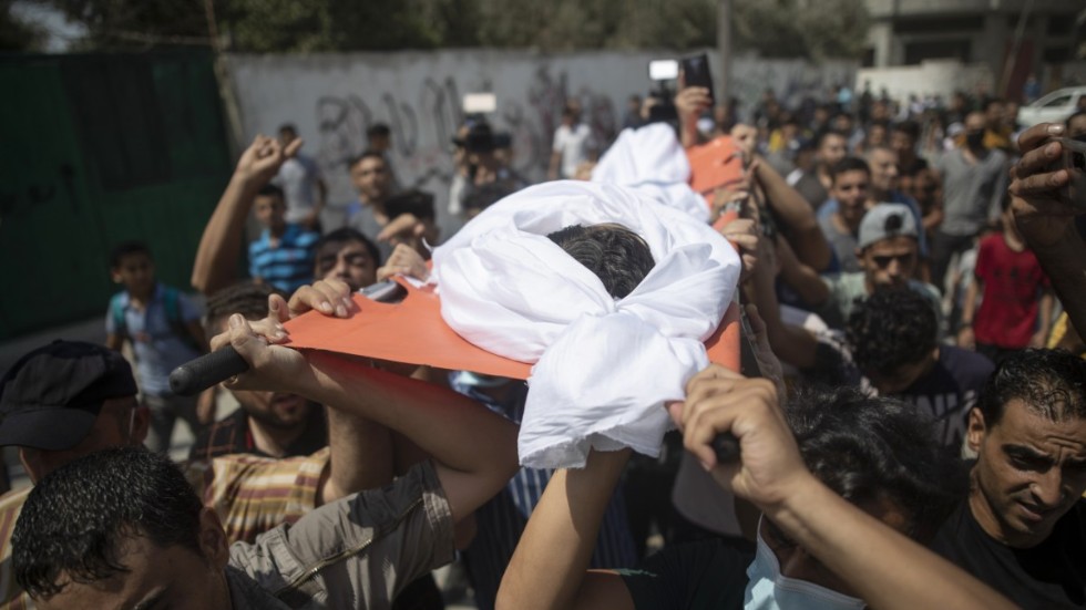 Begravningståget bär fram tolvårige Omar al-Nile, som avled efter förra helgens sammandrabbningar mellan palestinier och israeliska styrkor.