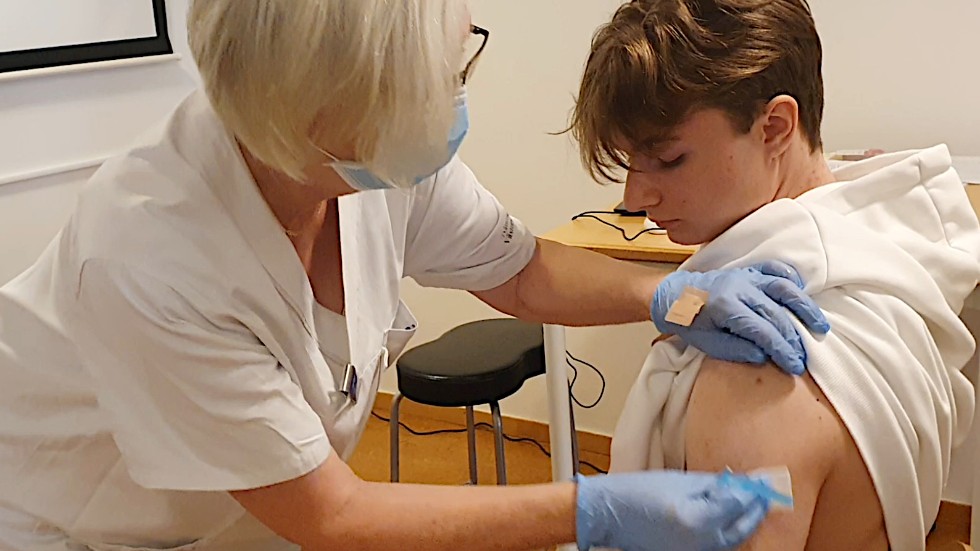 Chefen för vaccinationscentralen i Västervik, Ann-Katrin Wilhelmsson, är en av fyra sköterskor som kom till Vimmerby för att vaccinera. Här får Piotr Jablonski sin första dos vaccin. "Det känns bra" säger han..