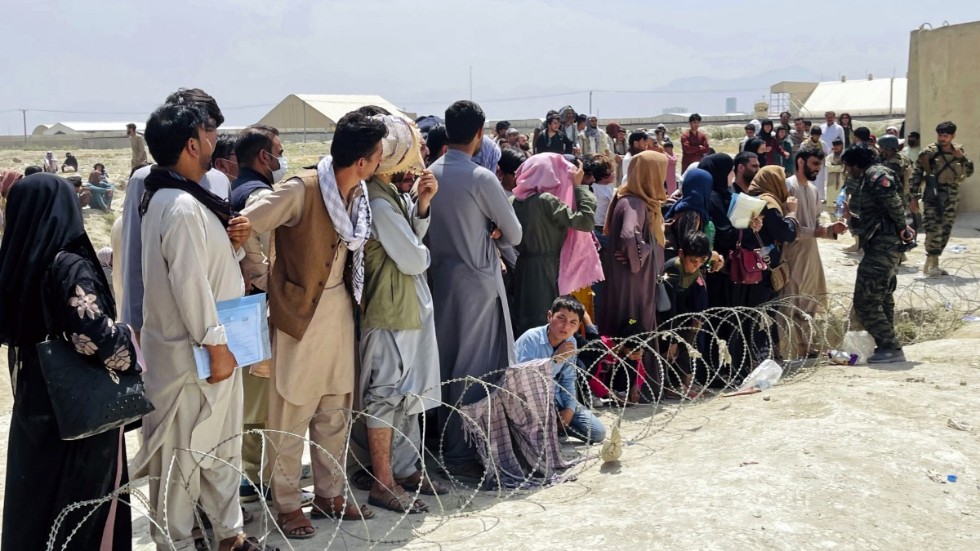 Afghaner samlade utanför Kabuls flygplats den 17 augusti, någon dag efter det att talibanerna intog huvudstaden.