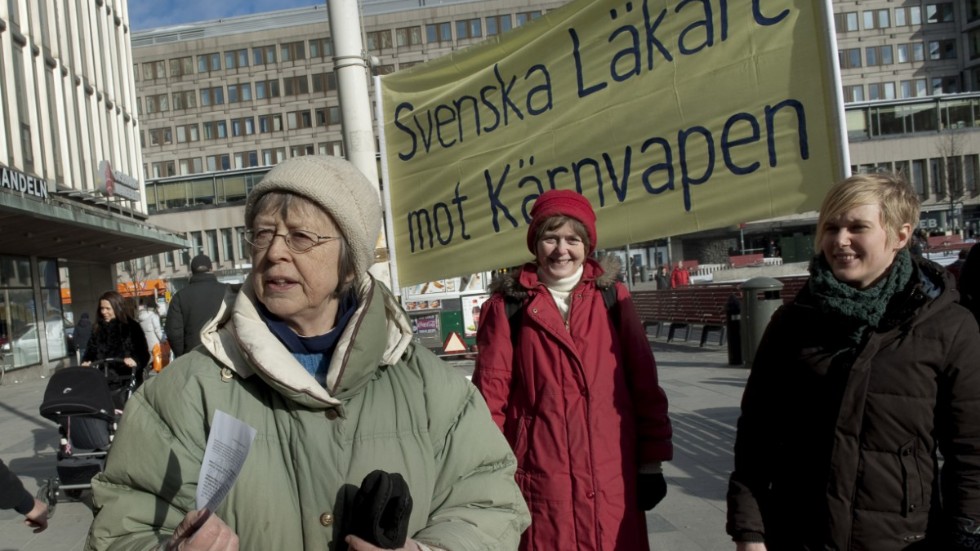 Här ses några medlemmar i föreningen Svenska Läkare mot kärnvapen under en demonstration. 