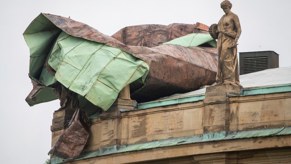 Stuttgarts operahus hamnade mitt i en storm och har fått taket förstört.