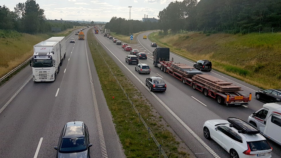 Tåget står för cirka åtta procent av de svenska personresorna medan vägtrafiken sammantaget står för 90 procent. I det läget måste väginfrastrukturen vara fokus för planeringen. 