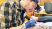 Tatueraren Kim hårt drabbad av ny EU-lag: "Halva mitt jobb är i princip olagligt"