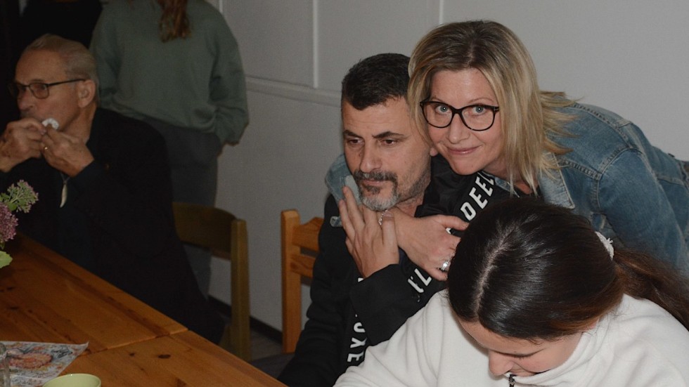 "Det känns tungt, men jag känner också hopp" säger Malin Eliasson och kramar Halil Berisha. "Det här är min bror" fortsätter hon innan hon kramar övriga i familjen. Närmast i bild yngsta dottern Enisa. 