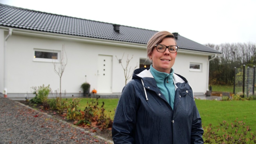 Rimforsabon Annelie Jönsson, 38, bor precis intill den plats där kommunen nu planerar en ny förskola. "Man måste se över trafiksituationen", konstaterar hon.