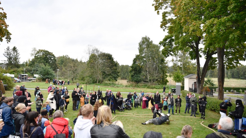 Riddare från Tialundalands väktare ger en uppvisning under medeltidsdagen som anordnas vid Brännkyrka kyrka i södra Stockholm samtidigt som kyrkovalet.