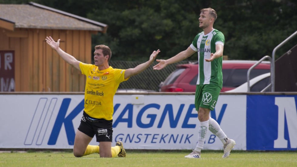 Hammarbys Richard Magyar, höger, fick rött kort borta mot Mjällby och Stockholmslaget förlorade med 1–2.