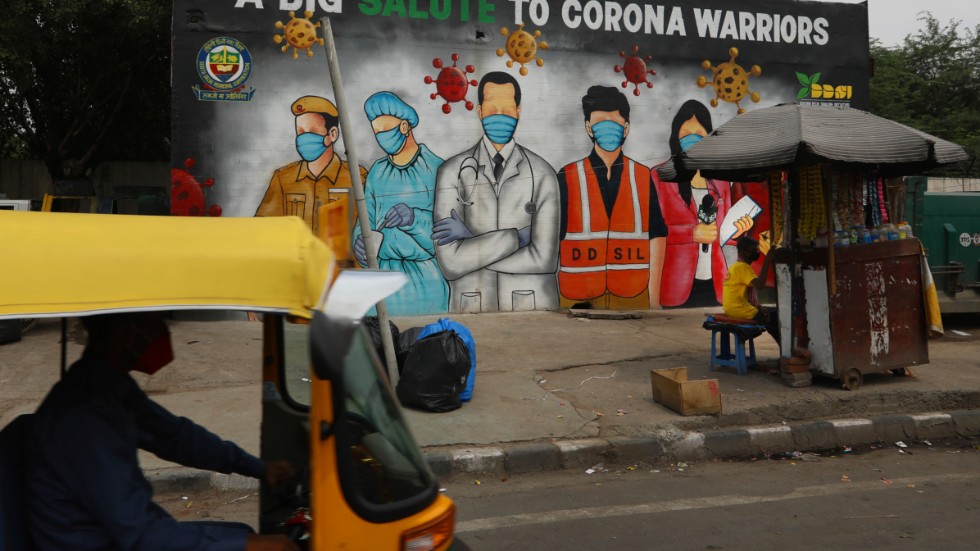 "Vi har blivit nonchalanta", anser Indiens premiärminister Narendra Modi och uppmanar nationen till mer försiktighet. På bilden graffiti i New Delhi som tackar dem som arbetar i fronten mot coronaviruset.