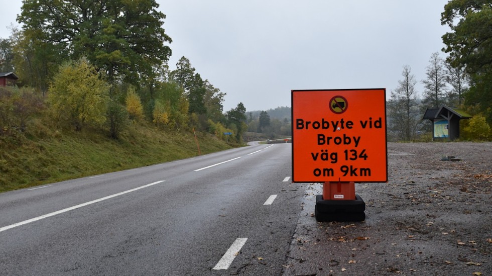 Personbilar och tung trafik har fått omledas olika vägar under brobytet vid Broby längs med 134an. 