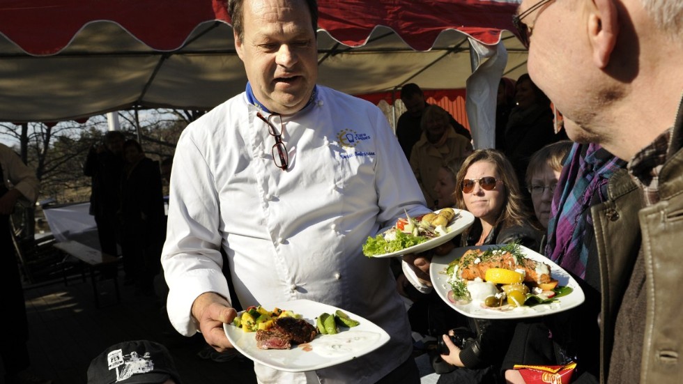 Bosse Andersson vid en kockduell på Kulbacken där lokala politiker tävlade i matlagning.