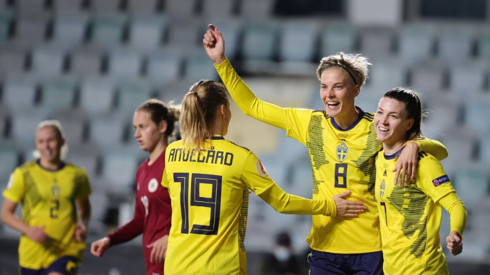 Anna Anvegård, Lina Hurtig och Pauline Hammarlund firar Hurtigs 1-0-mål efter bara 51 sekunder av torsdagens EM-kvalmatch mot Lettland.