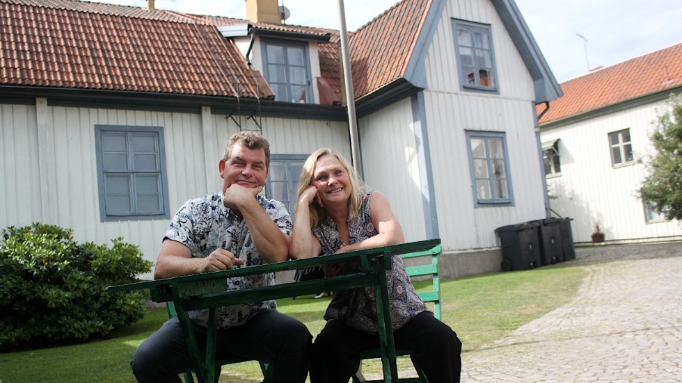 Anders Enqvist och Maja Westberg Enqvist med "sitt andra hem" i ryggen. Det gemensamma intresset i teaterföreningen Komedianterna har blivit en förankring i bygden.