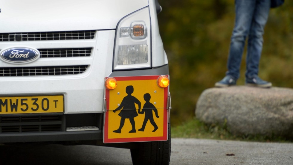 Benny Goldén är kritisk till att kommunen låter barn och ungdomar trängas i fulla taxibilar till Katrineholm för att de går på särskolan eller gymnasiesärskolan trots att  covid-19 ökar.