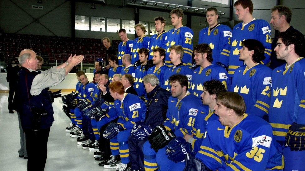 Fotograf Jan Düsing försöker få ordning i den svenska truppen vid VM i ishockey 2001.