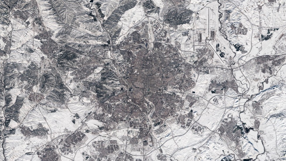 Rymdstyrelsen ESA:s satellitbild över Madrid ser ut att vara tagen i svartvitt – men det är en färgbild, hela huvudstadsområdet är insvept i snö.