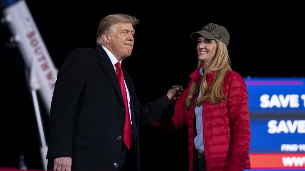 USA:s president Donald Trump och den republikanska kandidaten Kelly Loeffler under ett kampanjmöte på måndagen.