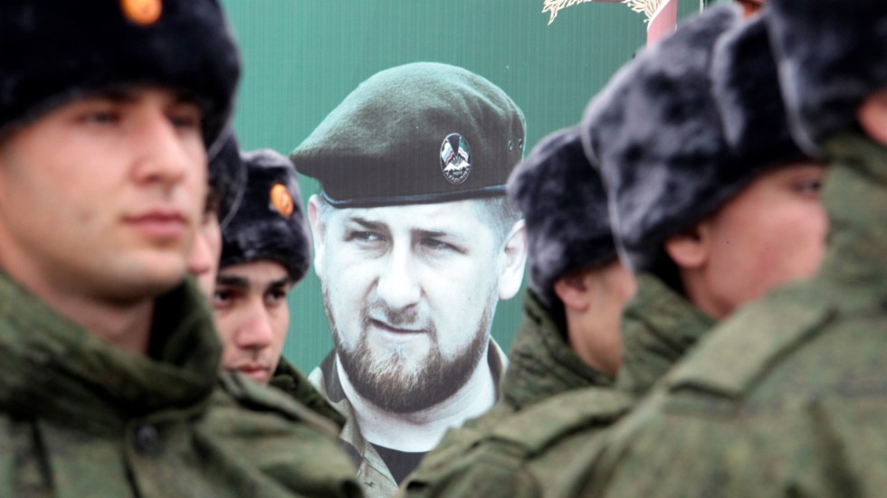 Värnpliktiga framför ett porträtt Ramzan Kadyrov, president i den ryska delrepubliken Tjetjenien. Kadyrov pekas ut för att ligga bakom en rad attacker mot regimkritiker. Arkivbild.