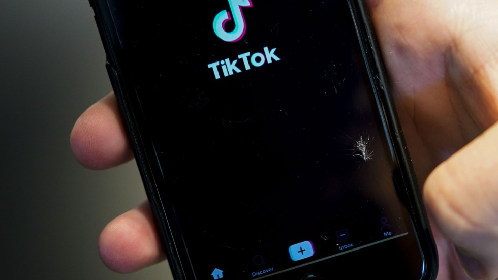 SVT förbjuder i ett mejl sin personal att använda videoappen Tiktok på företagets telefoner. Arkivbild.