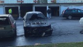 Tre bilar skadade efter brand i garagelänga