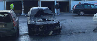Tre bilar skadade efter brand i garagelänga