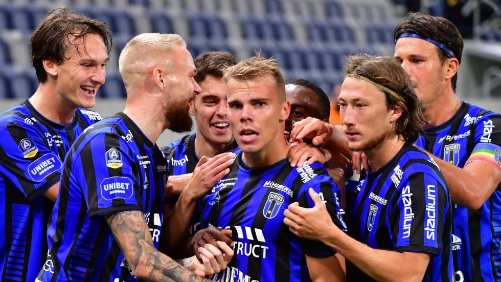 Sirius Elias Andersson (mitten) kramas om av lagkamraterna efter sitt 1–0-mål mot Falkenberg,