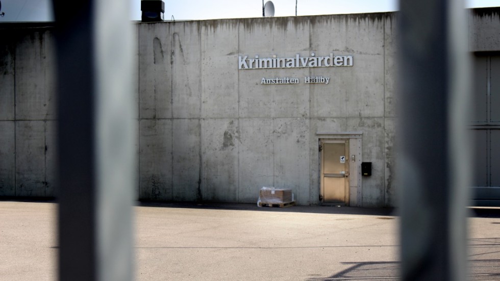 Fängelser - som till exempel Hällbyanstalten i Kvicksund norr om Eskilstuna - är lämpliga adresser för grovt kriminella unga män. Fängelser är inte utbytbara mot kommunala socialtjänster. 