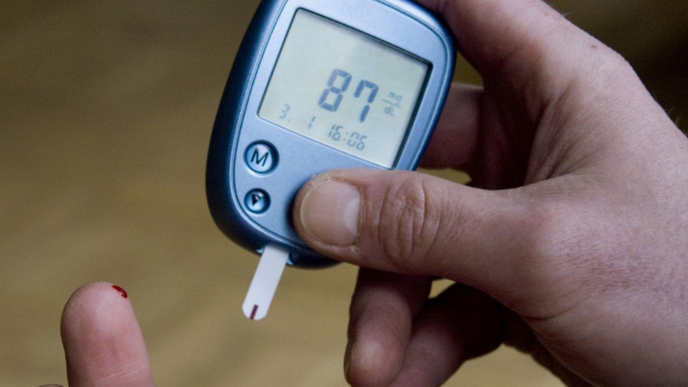 Typ 2-diabetes, även kallad för vuxen- eller åldersdiabetes, beror oftast på insulinresistens. Diabetiker mäter ofta sockerhalten i blodet regelbundet. Arkivbild.