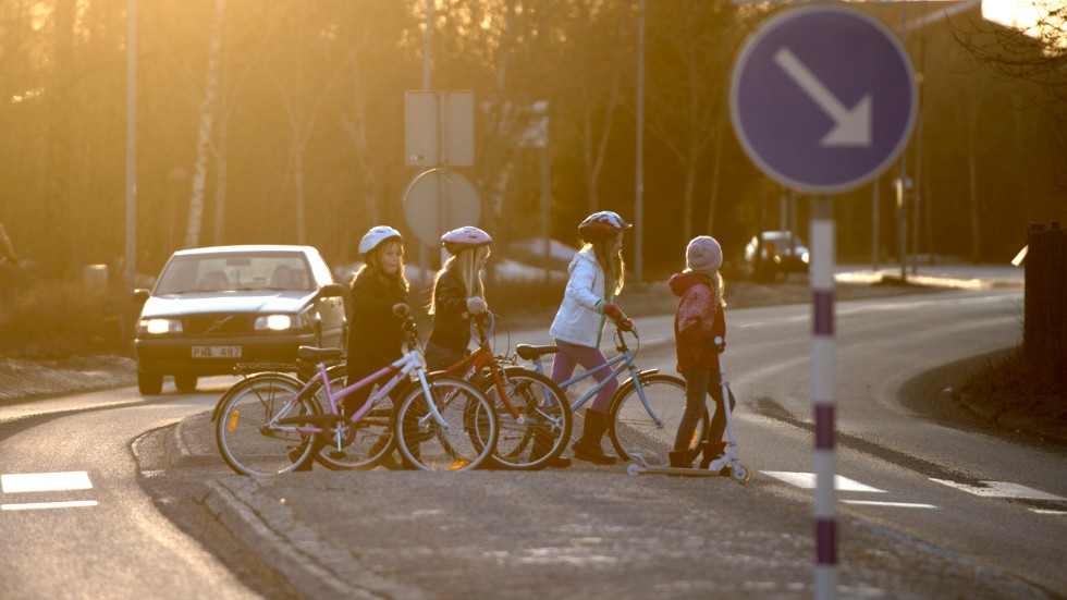 "Om fler väljer att inte skjutsa barnen till skolan vågar också fler föräldrar släppa iväg barnen på cykel eller till fots", säger Håkan Karlsson.