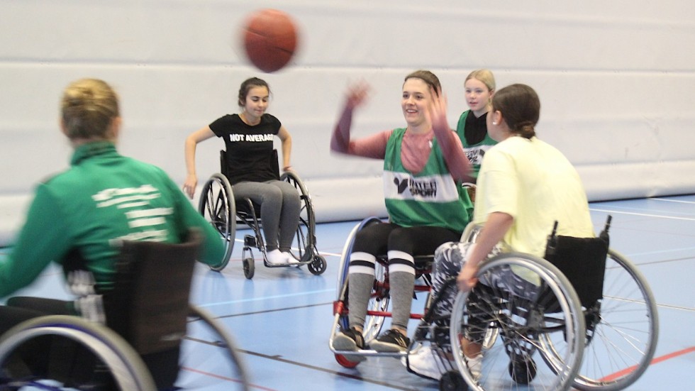 Alma persson i 9C på Albäcksskolan (i mitten) fick chansen att prova på rullstolsbasket genom att Ewa Anemyr från Smålands Parasportsförbund deltog i dagen.