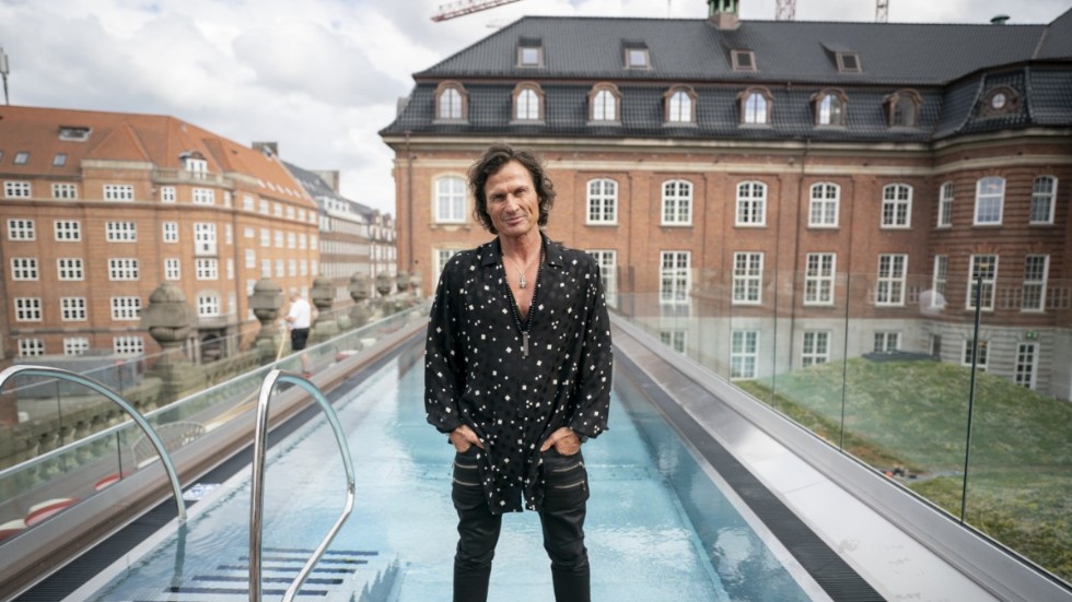 Petter Stordalen vid sitt nya hotell i Köpenhamn – Villa Copenhagen. Bilden är från i somras.