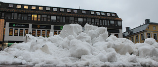 Nu finns det snö på Stora torget i Linköping