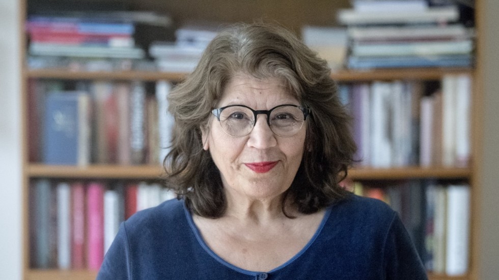 Jila Mossaed (född 1948) flydde från Iran och kom till Sverige 1986. Hon är mångfaldigt prisad för sin poesi och sedan 2018 ledamot av Svenska Akademien.