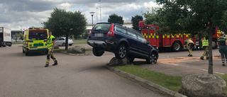 Olycka på parkeringsplats – bil körde upp på en sten