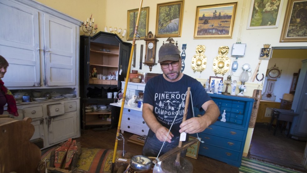 Frankie Dahlén som äger antikaffären visar här upp en gammal borr som ligger till försäljning tillsammans med lite andra snickeriverktyg. 