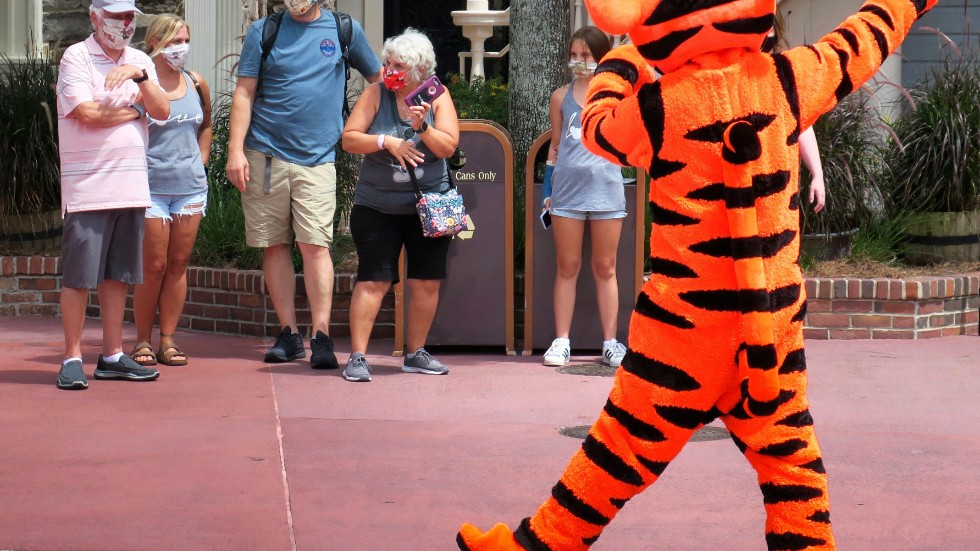 Smittsiffrorna stiger allteftersom USA öppnar efter vårens virusrestriktioner. Nyligen öppnade Disney två av sina nöjesparker i delstaten Florida.