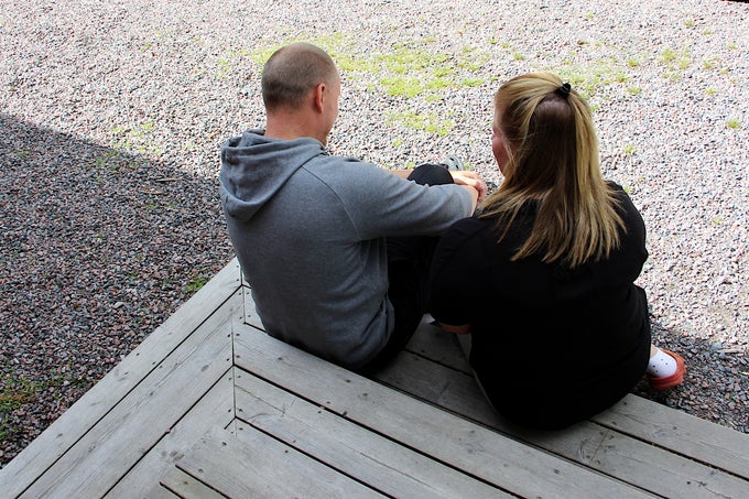 Deras nioåriga dotter våldtogs på väg hem från skolan u2013 Motala 
