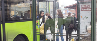 Nya bussförändringar ska gynna elever – trafiken kvar på gropiga grusvägen