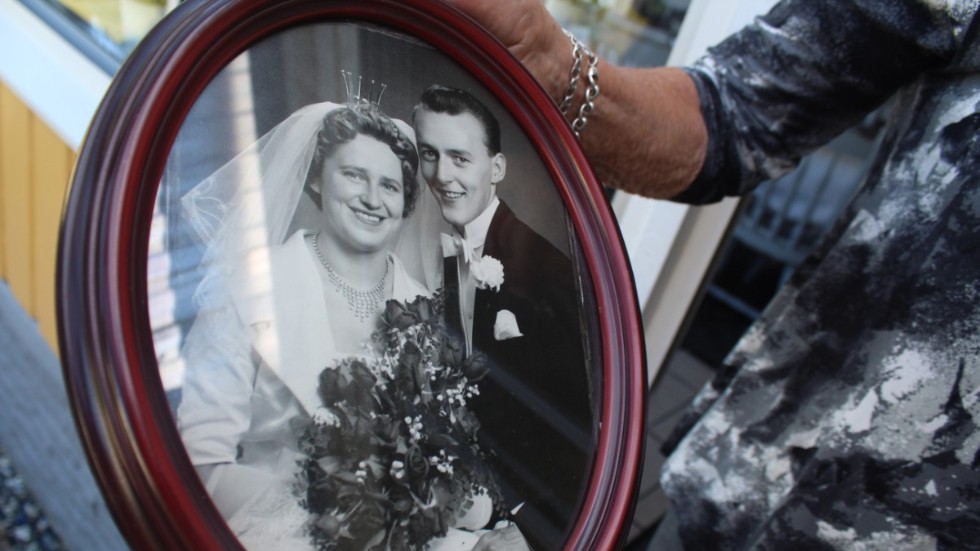 MariAnne visar stolt upp bröllopsfotot från 1960. De hade dubbelbröllop med MariAnnes tvillingsyster i Hjorteds kyrka. 