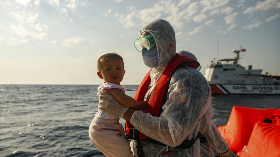 Turkiska kustbevakningen under en räddningsaktion i Egeiska havet. Grekland anklagas för att tvinga båtarna med människor tillbaka ut till havs för att hindra dem att söka asyl.