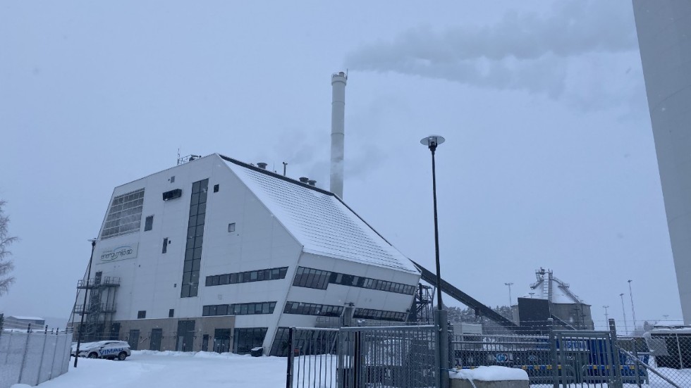 Fjärrvärmeverket på Tallholmen i Vimmerby producerar värme och el på högvarv i kylan.