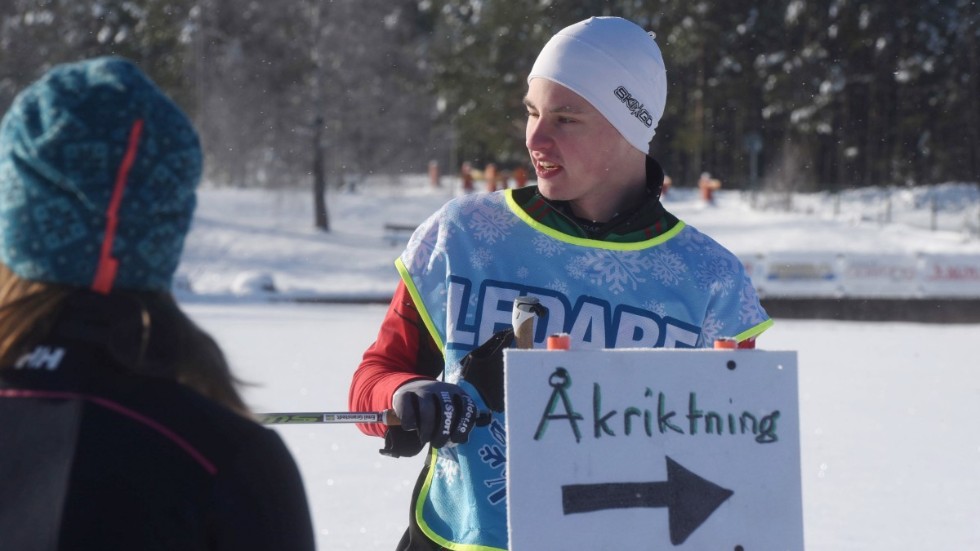 Emil Granstedt instruerade två grupper i skidteknik på Bruksvallen i Storebro i lördags.