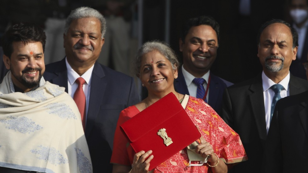 Indiens finansminister Nirmala Sitharaman (i mitten) står med budgeten som nyss presenterats i parlamentet. Bilden togs den 1 februari 2021 i New Delhi. Arkivbild.
