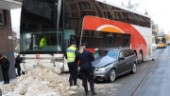 Bilist försökte smita från polisen - krockade med buss