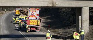 Timmerlastbil körde in i järnvägsbro – bro och spår inspekterades för skador