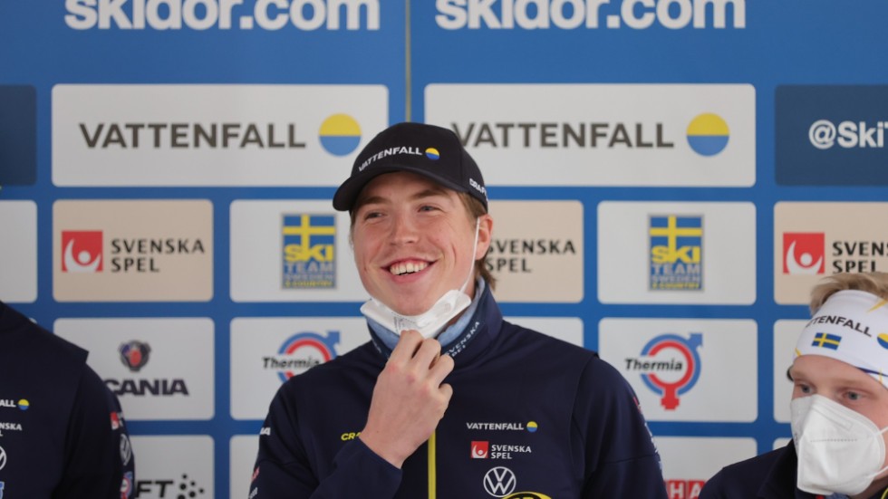 William Poromaa, numera utan mustasch, kör sistasträckan för Sverige i dagens VM-stafett.