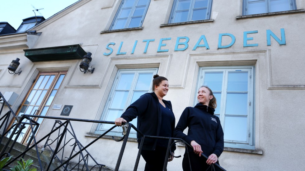 På trappan sprang Annica Österberg och Signe Bleckhorns ut på sina studentdagar, i juni 2003 och 2005, när hotellet inrymde Donnergymnasiet. Nu driver de verksamheten och öppnar restaurangen igen.