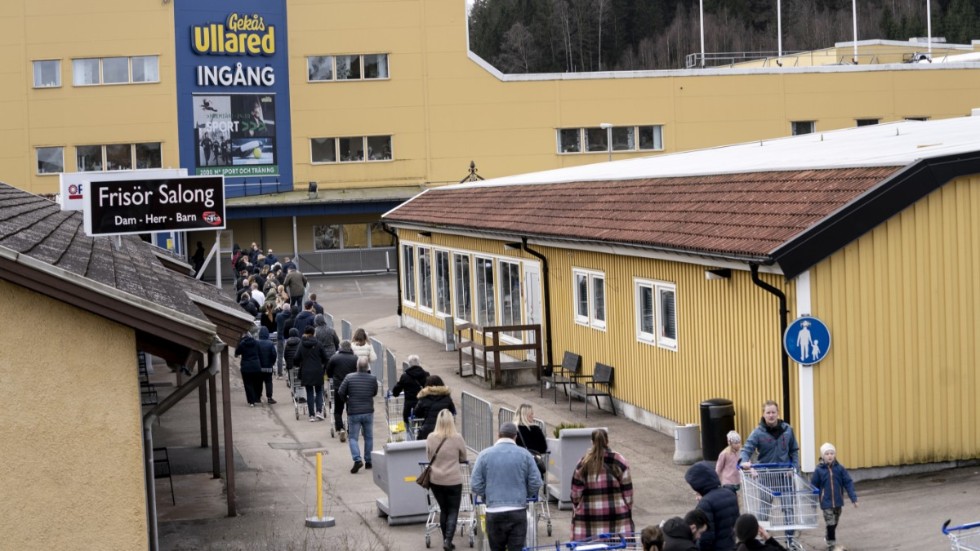 Gekås i Ullared tar nomalt emot 7|500 personer åt gången. För att minska köerna har Gekås delat upp varuhuset i två delar.